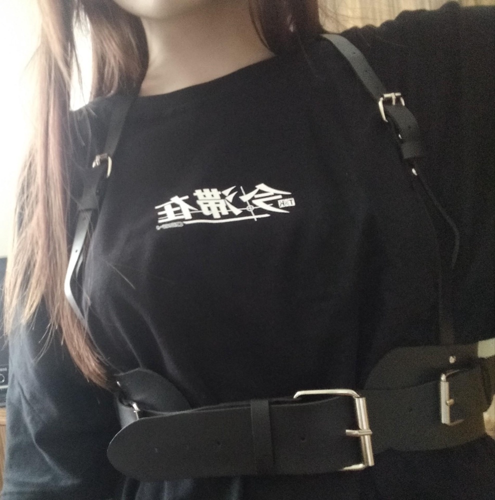 Нет трещин 
Выглядит как на картинке
Также запаха нет 
Не трёт