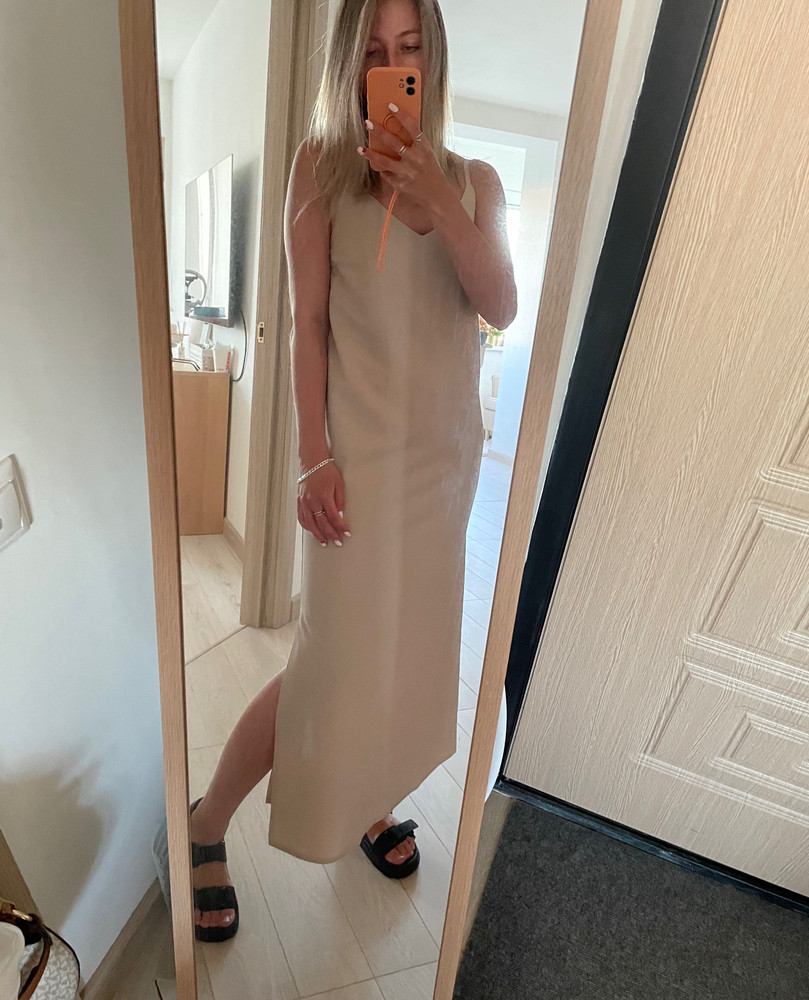 Взяла 2 размера в 2х цветах.
Белое s-m, бежевое в xs.
Оба красивые. Размер s-m от xs отличается довольно сильно. S-m длиннее где-то на 7см, на мне немного висит уже. При этом xs в норм такой обтягончик. 
Выбрала бежевое. Оно поинтереснее.
Рост 164. 85-65-90