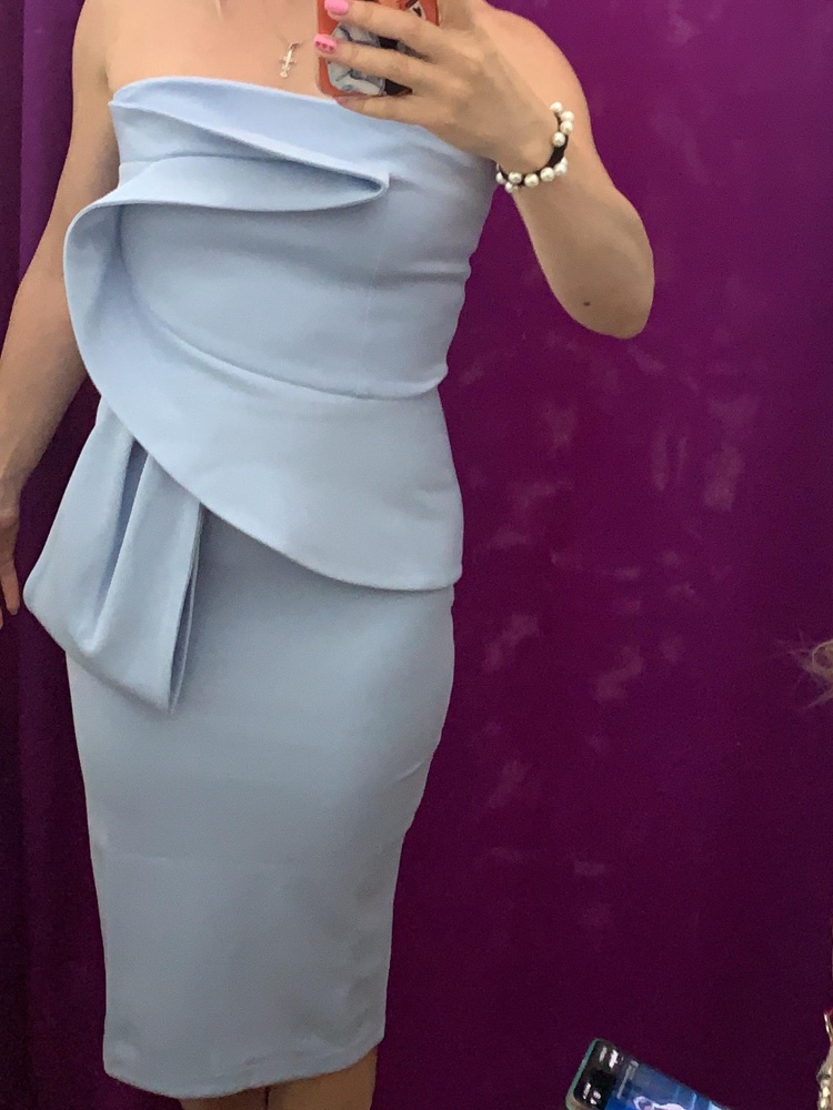 Спереди отлично, сзади все плохо. Молния топорщится и платье сборит.