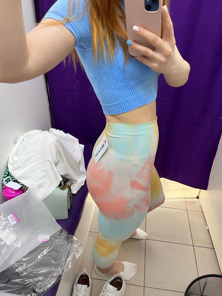 Лосины-бомба! Качество отличное! Теперь на спорт только в них😍 На свой 44р взяла М, подошёл очень хорошо, хотя сначала сомневалась, из за роста хотела взять S. Мои параметры: рост 165 см, талия 70, бёдра 95.Подвела лишь упаковка-была грязная.