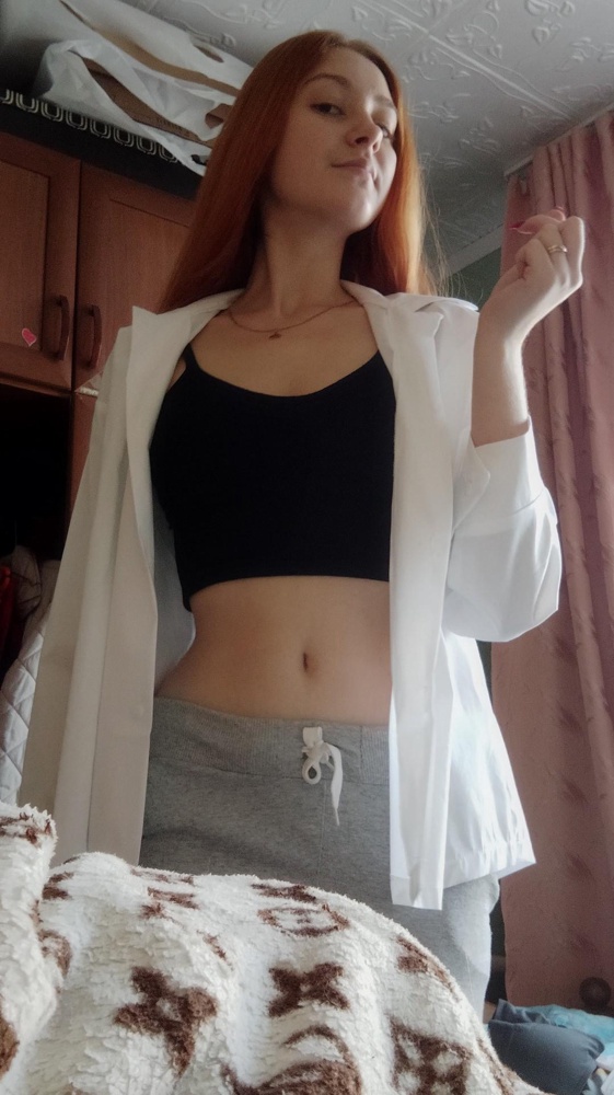 Тоненькая, тяжело гладить,просвечивает немного