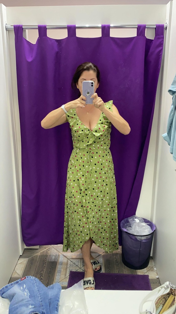 Сарафан с запахом,идёт в размер,ткань приятная к телу,мне понравился 