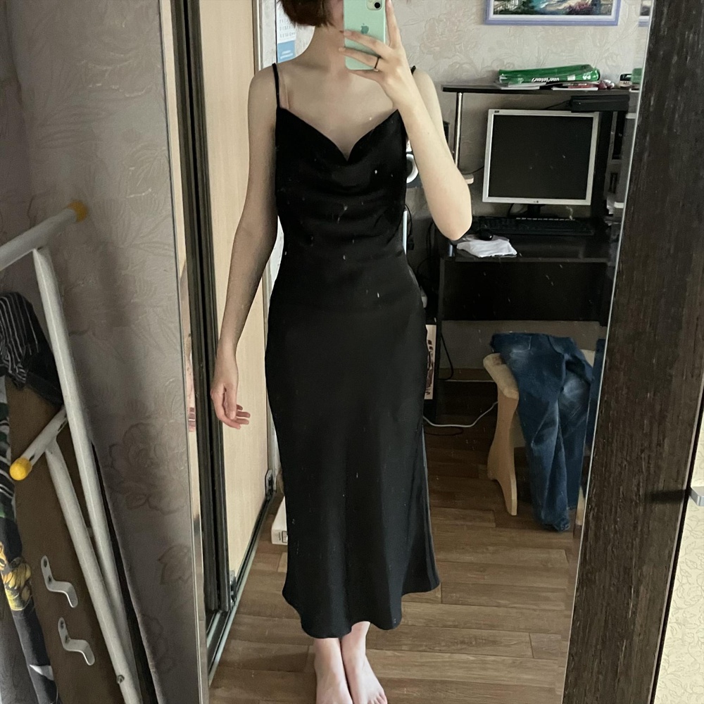 Честно, хуже платья я не видела.. Может мне лично не подошло, но я очень расстроилась. Резинка на спине реально дешевит, сзади пузырь вообще не по фигуре… А вырез вообще песня. Может на тех, у кого большая грудь это платье будет сидеть хорошо, но не для маленькой. Мои параметры: 80-65-91. рост 174