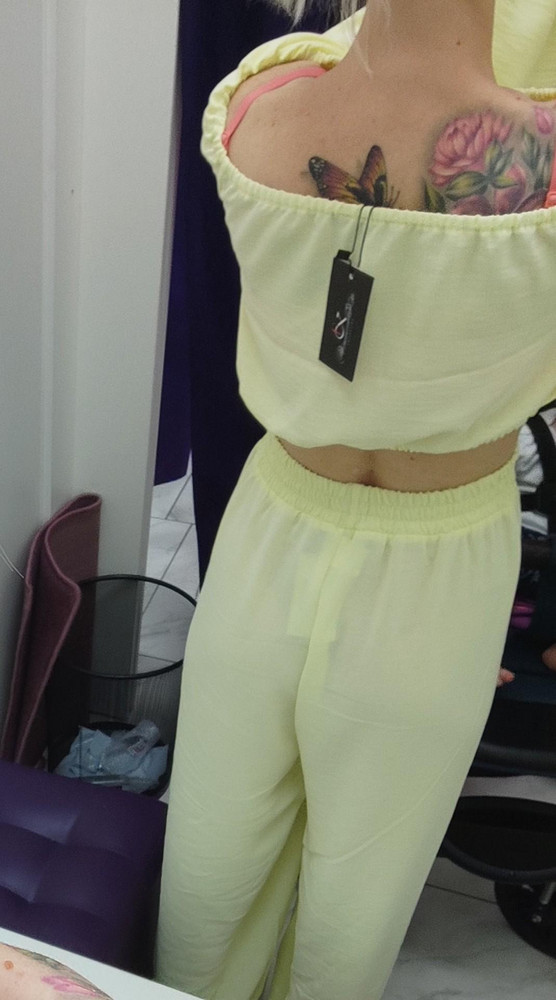 Не поняла я восторженных отзывов. Верх мне понравился и цвет тоже такой лимонный, но низ...Почему так сшито? На кого главное этот 40 размер? Когда надеваешь, талия покидает чат. Штаны на рост 172 почему-то очень большие. Отказ.