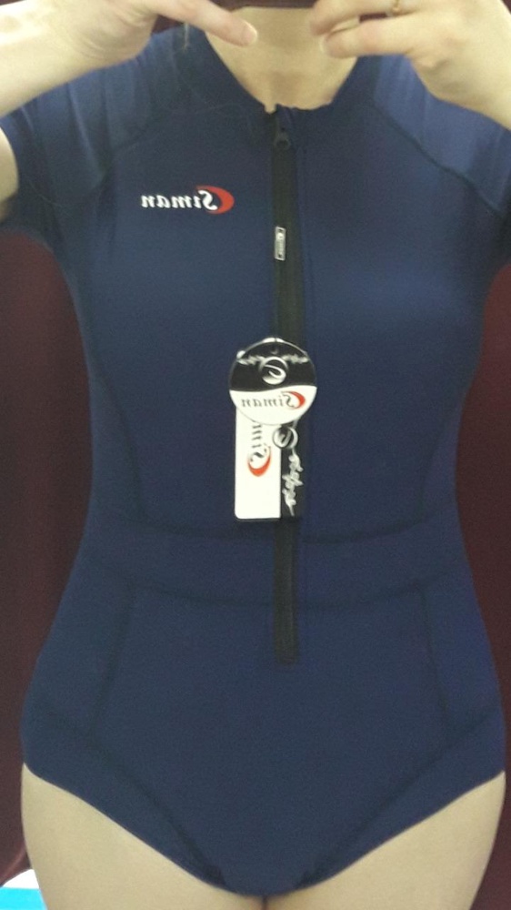 Классный, элластичный. Есть чашечки. Изнутри спереди на подкладе. На рост 158 отлично. Мой размер 42, взяла 44 размер производителя, все отлично, свободно, но не болтается. Спасибо огромное!