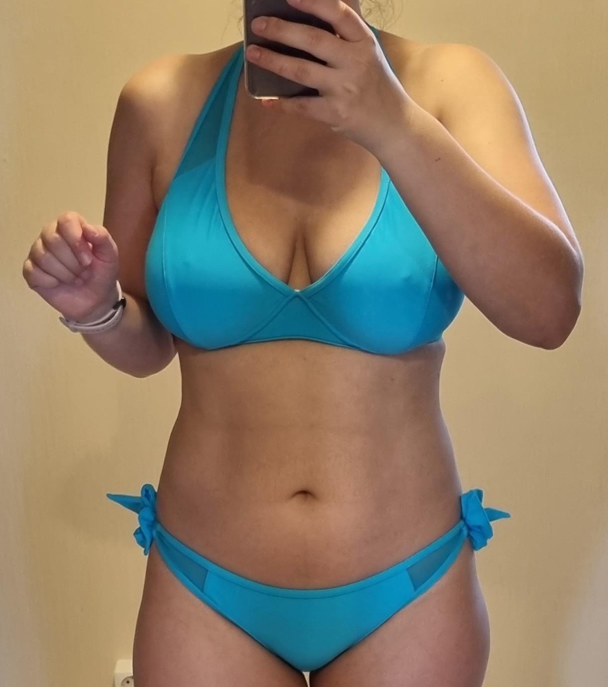 Снимаю звезду потому что при первой ручной стирке вода окрасилась в голубой цвет. Да, купальник идеален для большой груди. Плавки низкие, но в принципе сели хорошо.