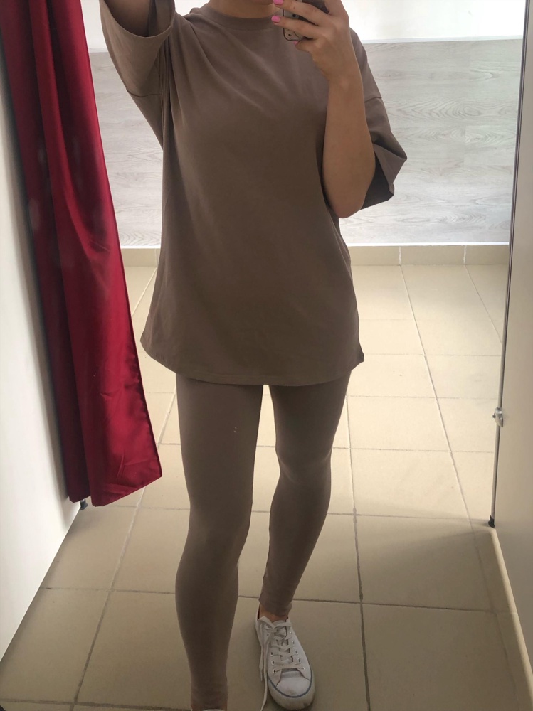 Неплохой костюм. Брала в двух цветах, легинсы действительно для высоких девушек. Мягкий и удобный, но отдала предпочтение другому костюму. 