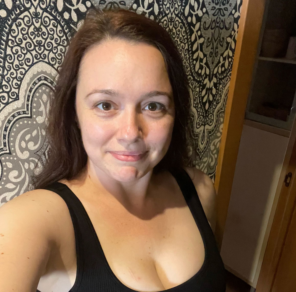 Топ - шикардосище! Размер L подошёл на мой размер груди DD. Хожу в нем на йогу, ничего не вываливается в перевёрнутых позах. Вместе с тем комфортно и не сильно сдавливает, а в меру. Теперь мечтаю ещё в оранжевом цвете заказать. Качество - ВО! 👍