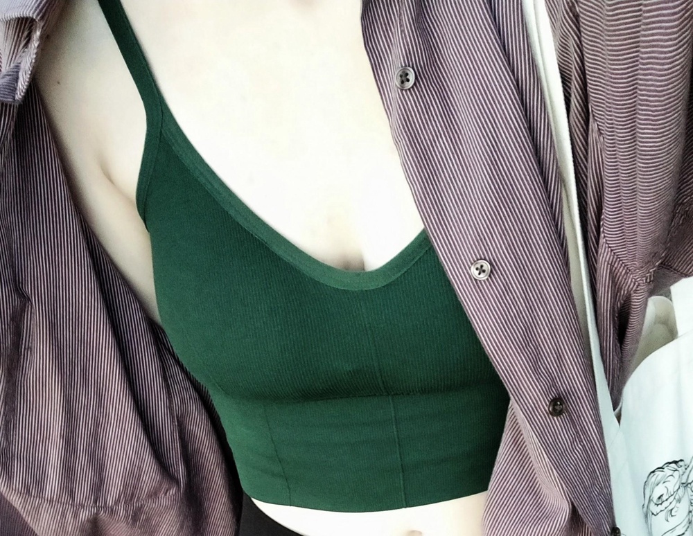 Минусы: 
- Подкладка оставляет желать лучшего, на фото видно торчащий заломанный её уголок между левой и правой половинками и смятость чашек;
- Через пару дней носки уже начинает потихоньку растягиваться. 
Но в целом вещь очень красивая и качественная. Из плюсов:
- Красивый цвет, как заявлен производителем;
- Ровные швы;
- Сидит идеально (мои ОГ - 86, под грудью - 75 и ОТ - 57);
- Удобный, не сковывает движения. 
Забрала, конечно же, довольна, но постараюсь носить нечасто, чтобы на более долгий срок сохранить первоначальный внешний вид топа.