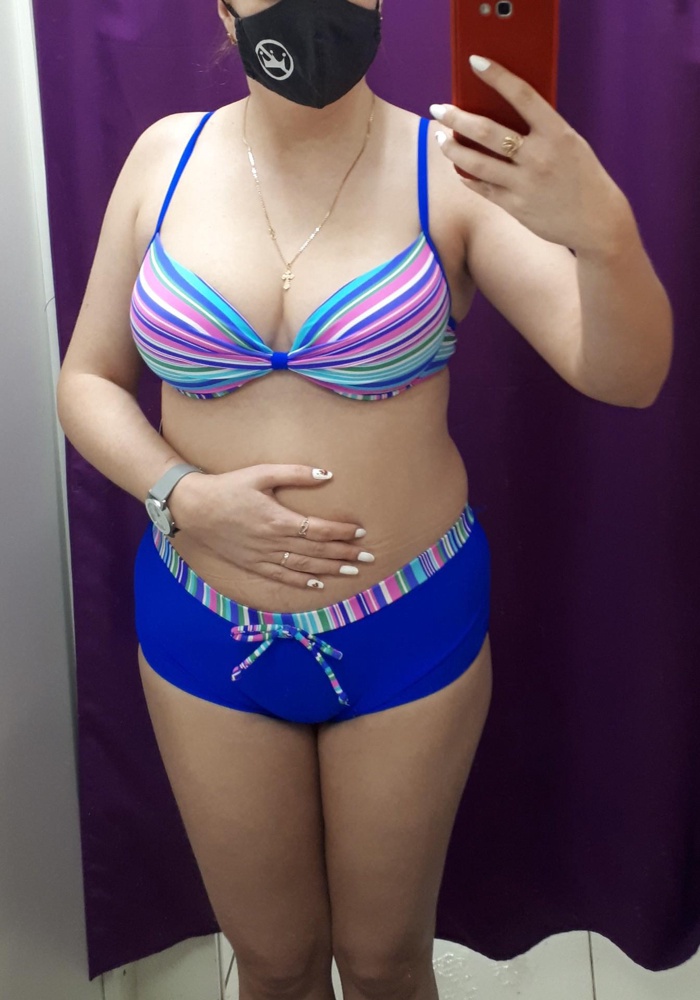 Заказала синий 46 и чёрный 48. На свой 46й подошёл чёрный. Упаковка - жесть. Пакет с узелочком (минус звезда за это). Сочетание цветов в чёрном купальнике мне больше понравилось. Выкупила именно чёрный. Бюст на третий размер подходит. Шортики удобные, цветная верёвочка-бантик - это просто пришитый бантик, т.е ничего не утягивает в шортиках.