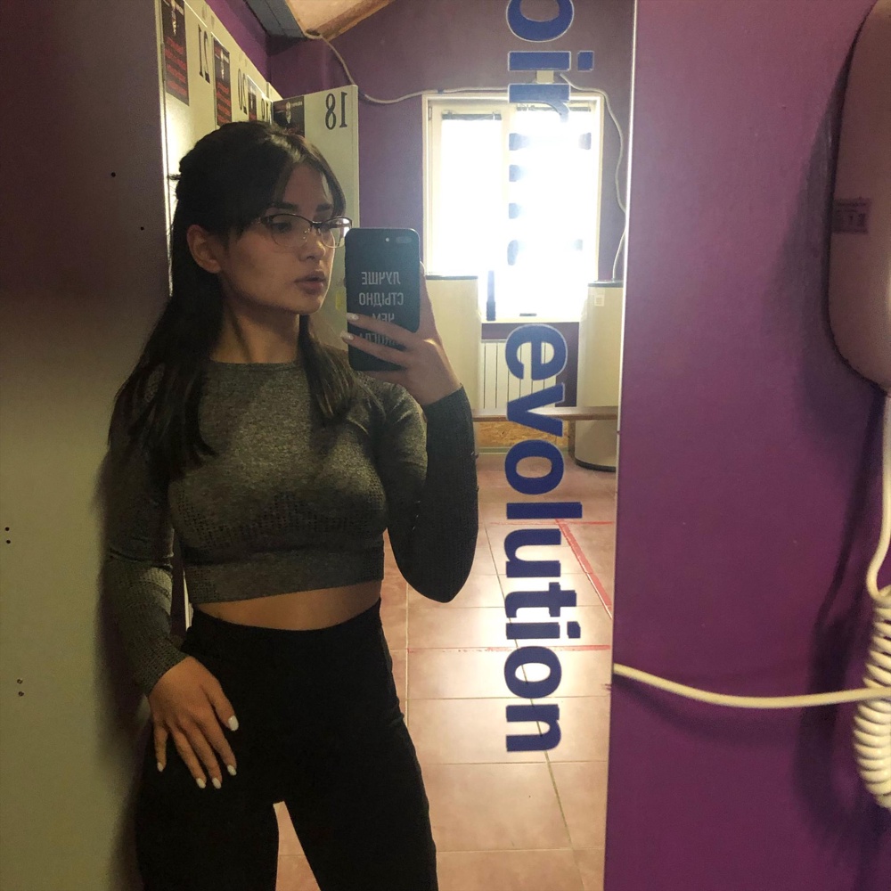 Топ  классный 😍😍😍 ношу s , но почитав отзывы заказала M и не прогадала 😇все отлично сидит 