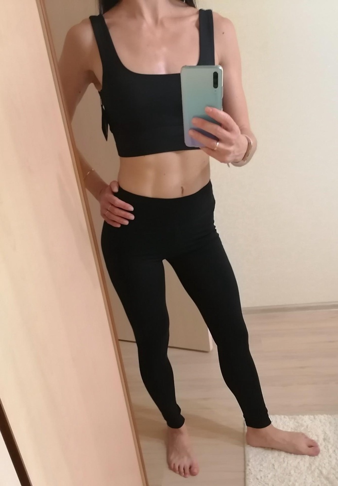 Теперь у меня комплект) топ очень понравился. Как и тайтсы этой же фирмы! Ткань очень приятная. Съёмные чашки весьма объёмные.