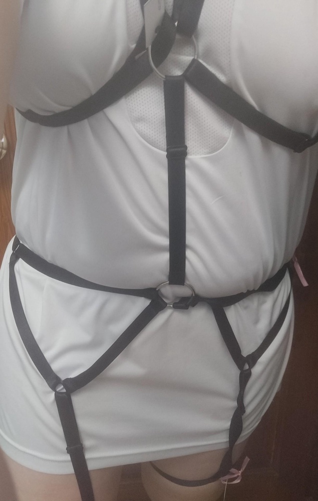 Такая классная. Думала не разберусь что да как. Оказалось есть подсказки)) спасибо продавцу. На счёт этого молодцы. Приятная портупея, тело не трёт. Качественный материал не воняет и регулируется. Вещь которая в отношениях пригодится)для разнообразия