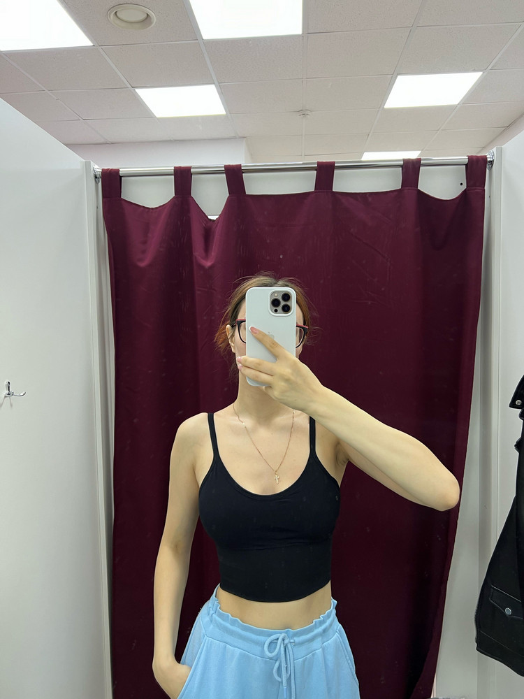 Классный топ, сел по фигуре, ткань тонкая но ничего не просвечивает , чашечки выкинула, без них лучше