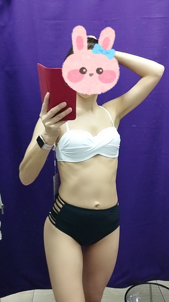 Очень интересная модель, скрывает мелкие недостатки фигуры. Визуально увеличивает грудь. Удобно, что на завязках, нет проблем с обхватом под грудью, что для меня, с моим 70В очень важно. Мне пришёл с пятном на бюсте, похоже на тональник. Неприятненько. Зелёные трусы ни о чем, даже на попу 42 размера не налезли
