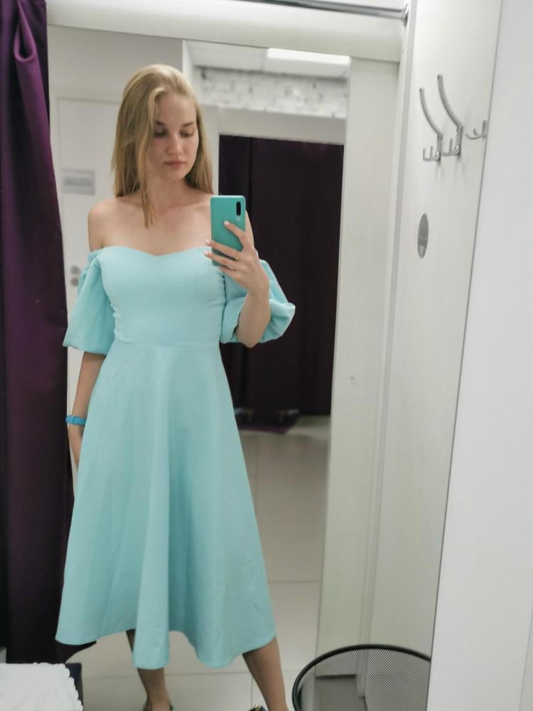 Платье супер, очень красивое и качественное, материал приятный. Есть вшитые чашечки, что очень удобно.