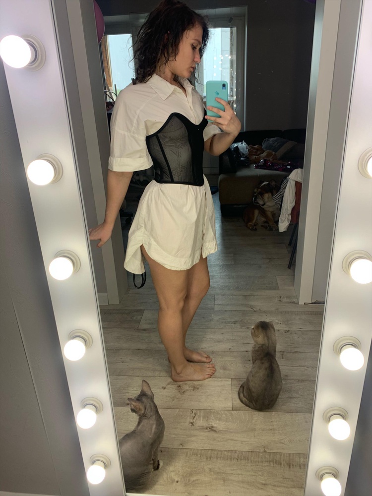 Классный, одновременно мягкий и держит корпус, когда сидишь спина ровная) смотрится пушка) Лишь маленький минус очень длинная и тонкая лента, сразу начала распускался, на фото видно. Думаю, надо будет заменять на широкую атласную ленту) 