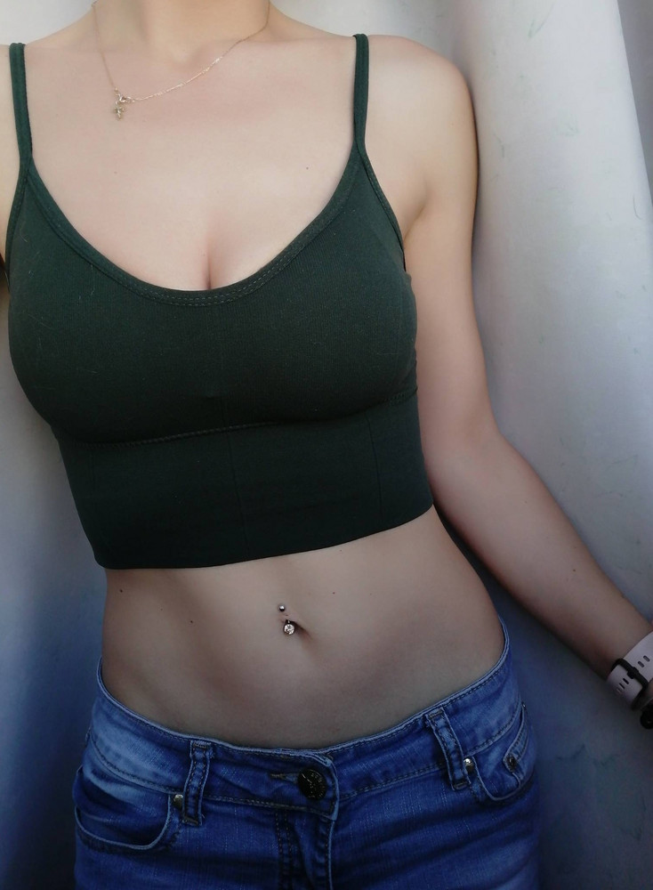 Топ отличный! Достаточно плотный, ничего не просвечивает, швы хорошие, материал приятный. В подарок ещё получила резиночку.