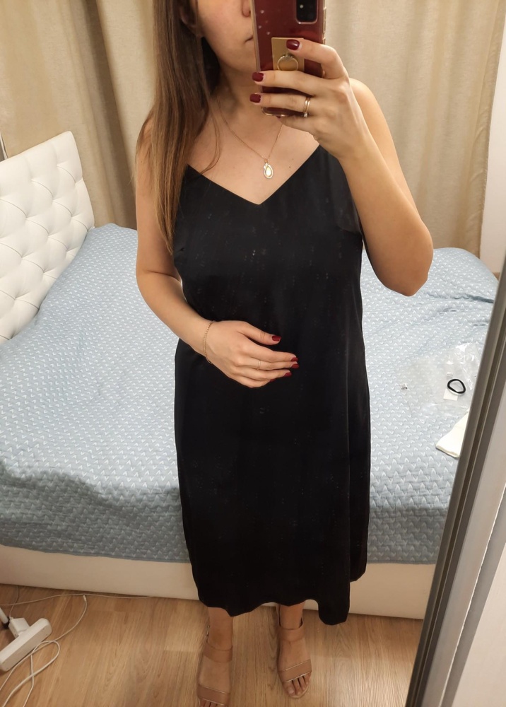 Прочитала, что маломерит и на свой размер М взяла L и пожалела. Оказалось великовато. Но зато не видно складки😂
Девочки, лайфхак: чтобы не было видно соскИ, изнутри приклеила лактационные вкладыши.