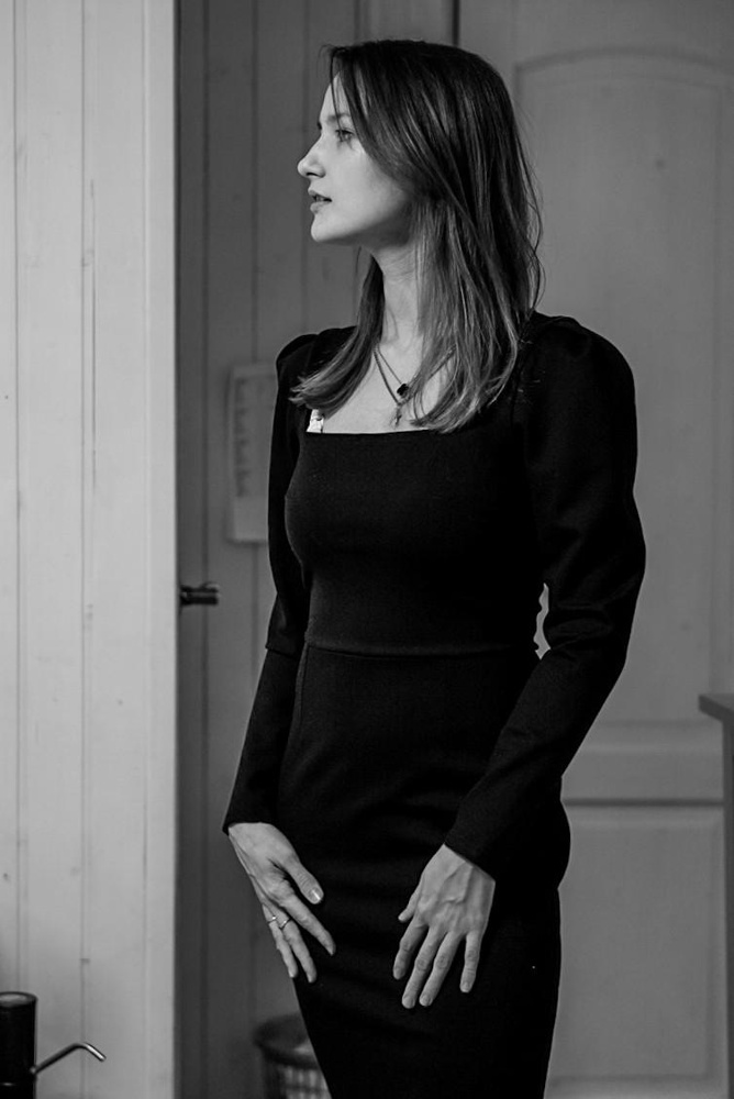 На размер 44 прям по фигуре ,ткань плотная стрейч