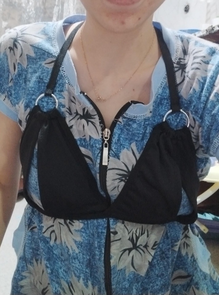 Ужас какой то , даже за такие деньги! Во первых торчат нитки, во вторых не правильный пошив , в-третьих повязки эти это просто кусочки ткани даже не оберложены, всё изделие ужасного пошива .