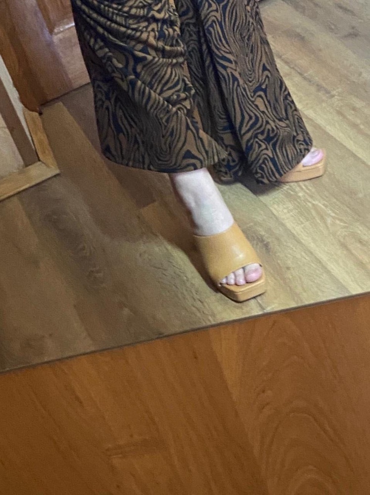 Очень удобная обувь, правда ходить реально только по ровной поверхности, 