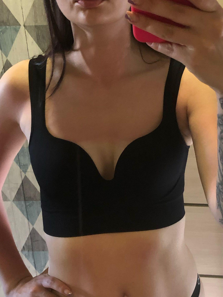 Топ шикарный!!!! Как на фото, размер соответствует🔥 Грудь у меня очень маленькая, но он сел и выглядит идеально 😍 хотела бы заказать ещё такой белый, но нет маленького размера😭