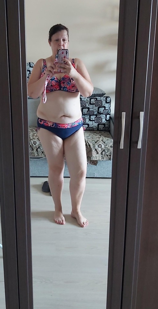 Хороший купальник. Большие чашки. Взяла на свой 54 размер, 56. Нормально. Плавки регулируются по бокам веревочками. Лиф удобный и большой, у меня чашка 90С.
 Все супер. Теперь жду хорошей погоды,чтобы искупаться.