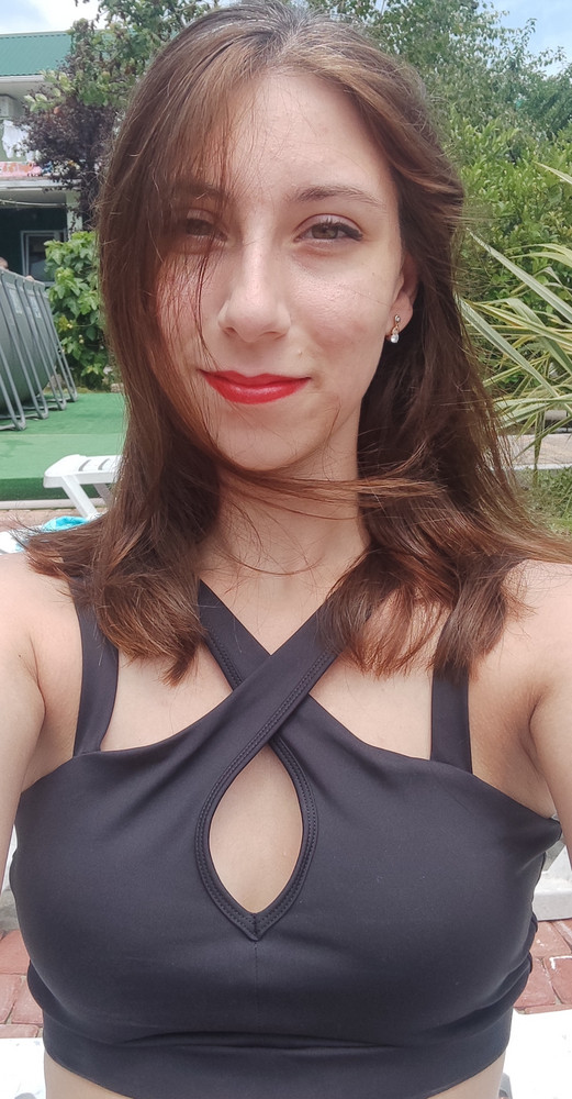 Шикарный. В размер. Очень удобный. Не жмет нигде. Красивый! Просто шикарный. 