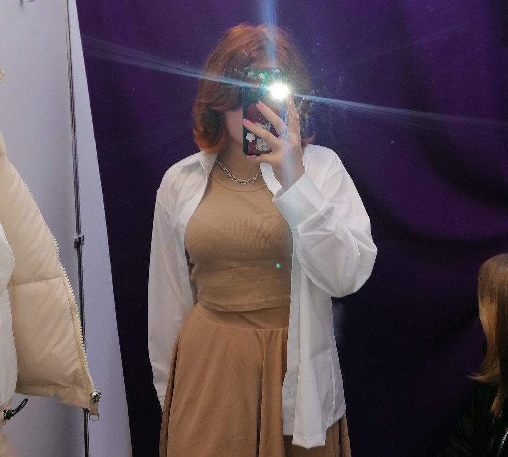 хорошая, большимерит сильно. обычно ношу Л или М, но тут и хс можно было взять, но с тоже норм, в шк самое то.