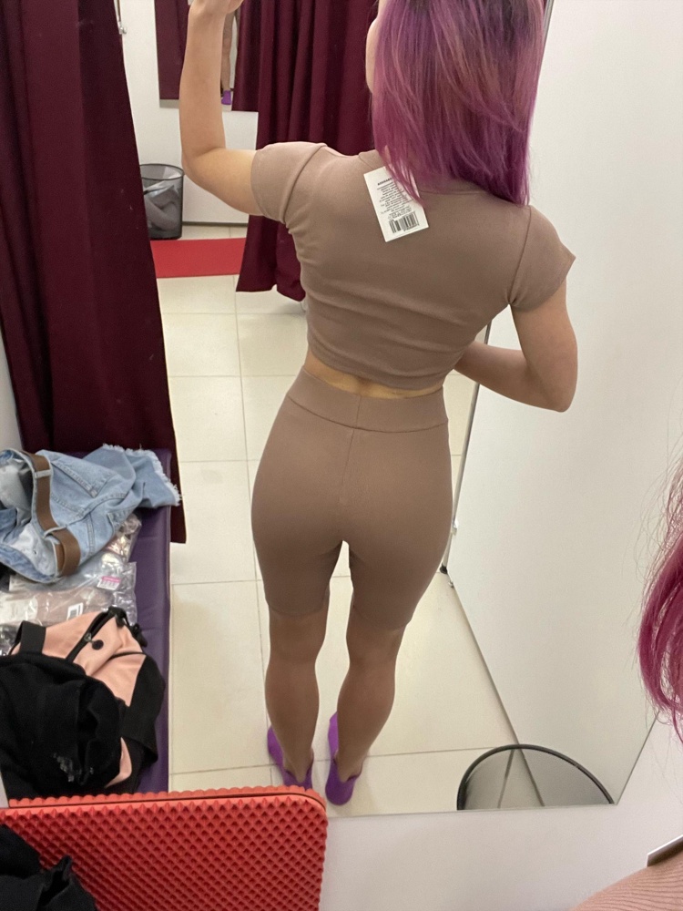 Ткань плотная, не просвечивается. Мне не подошло по размеру.  Топ маленький (давит в плечах и спине), а велосипедки большие. Брала S, на мои 90-62-92. 