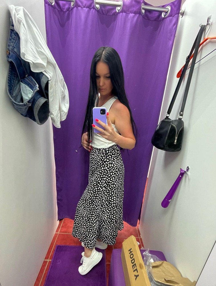 Юбка лёгкая , как раз на лето 🔥на рост 168 см идеальная длина👌🏻заказала на размер больше (свой 44) и не ошиблась