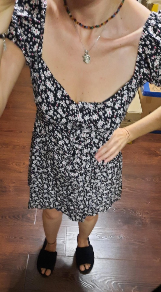 Хороший халатик, не на выход точно) я брала для прогулок с ребёнком, под кеды. На фото рост 160, вес 50. Длина норм, но наклон нужно делать аккуратно. Ребёнок уже не малышок, поэтому не страшно. Зона декольте у меня довольно открыта и при наклоне тоже всё в широком доступе)) ткань приятная, фасон очень милый, если разбавить Кедами и бейсболкой, то прям гуд. Брала за 1464 р, вот этой суммы, моё мнение, не стоит. Но оставила, так как довольно неплохо село и очень легкое, на краснодарскую жару