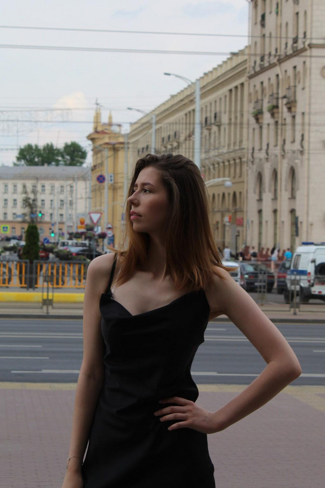 Платье супер. Смотрится бомбезно, если бы была грудь побольше, был бы снос крыши, а так пришлось надевать под лифчик с бесцветным шлейками