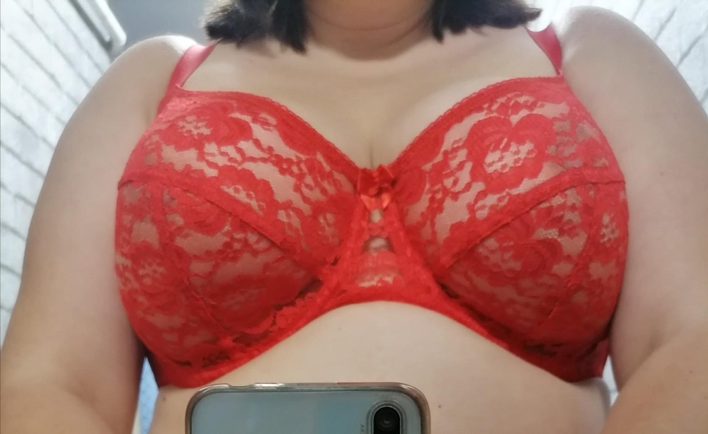 Грудь держит отлично. Бретельки не тянут. Мне понравился очень. Хотя всегда очень трудно подбираю себе бюст.