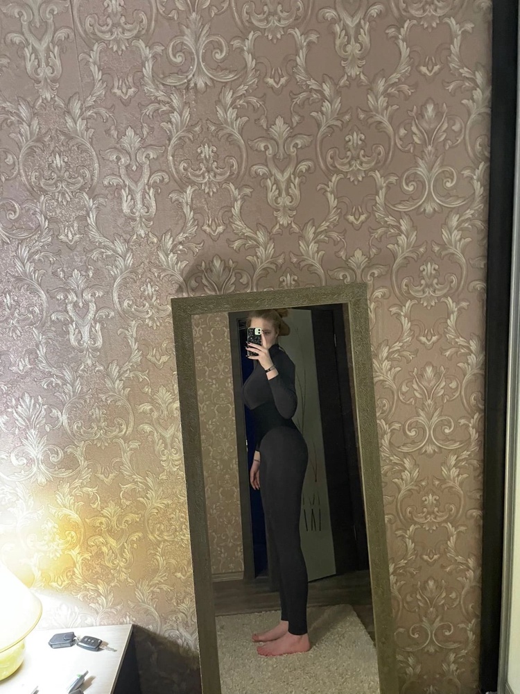 Костюм крутой! Плотный, я прямо влюбилась, жду тренировки😄 Если сяду, видно пузЕко)))