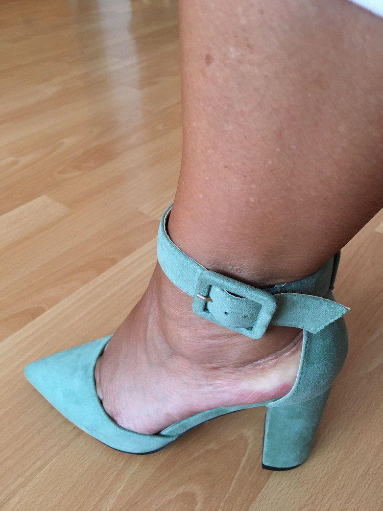 Туфли очень понравились. Натуральная замша, удобная колодка (для тех кто привык ходить на каблуке), ноги не натирают. Качественное исполнение и доставка, были упакованы каждый туфель в отдельный нетканый мешочек и проложены бумагой, коробка тоже целая, не помятая. Цвет и размер все соответствует заявленному! У меня стопа не широкая, туфли подошли)) Спасибо!