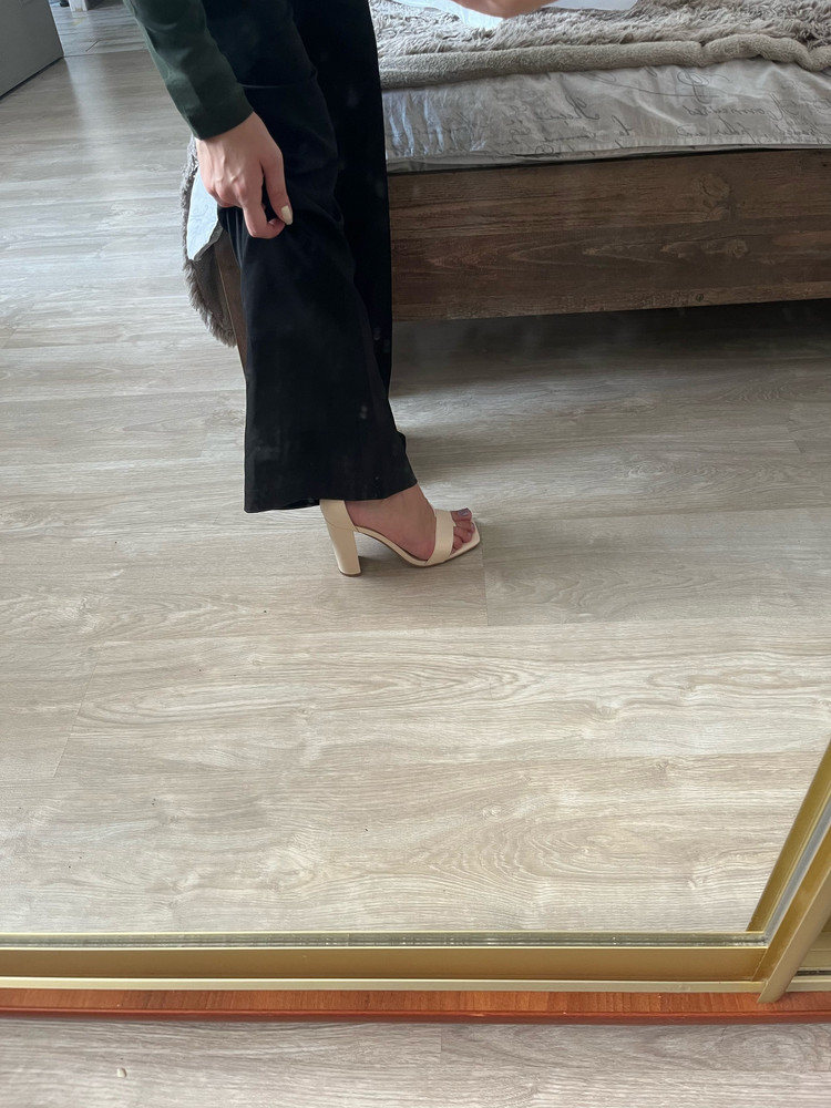 Брюки классные. Соглашусь с предыдущими комментариями, клёш намного больше, чем на фото и немного свободные в верхней части, но т.к. он начинается от колен, то фигурку очень подчеркивает. Снимаю одну звезду за то, что очень длинные (даже с каблуком много лишней ткани) и сломан замок (придётся тратить деньги ещё на смену замка и подрезание брюк). Чуточку поплотнее бы ткань, и будут идеальные брючки😍