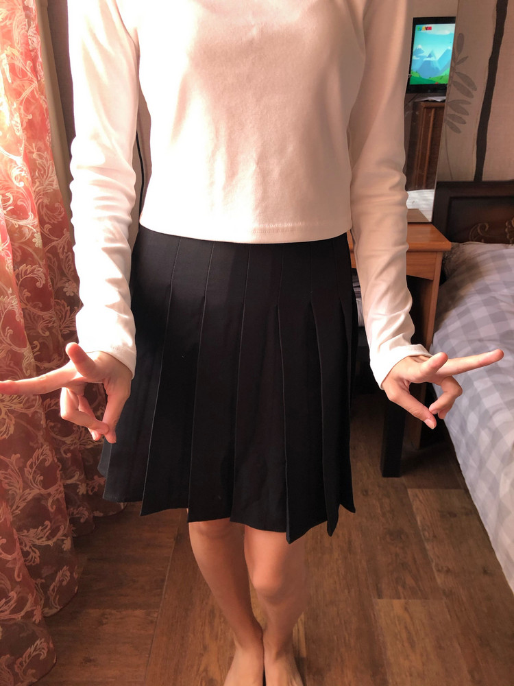 Юбка отличная,лучшая из тех,что мы здесь заказывали.Качество ткани хорошее,не магнитится,форму держит.Строчки все ровные,замок достойный.За такую цену,просто подарок)Дочка счастлива,к покупке рекомендуем!!