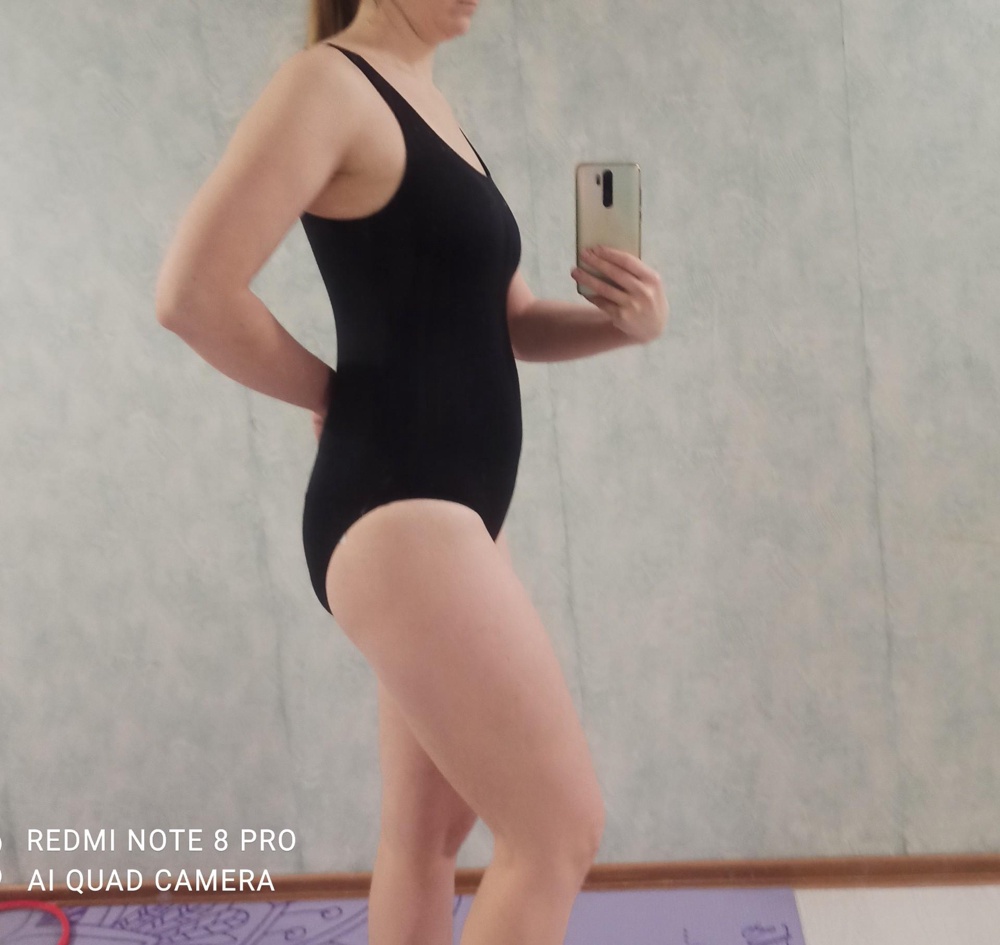 Просто отличный! На рост 166, он 84, талия 71, бедра 101 сел идеально 46.
Резиночка под грудью держит. Спасибо продавцу😘