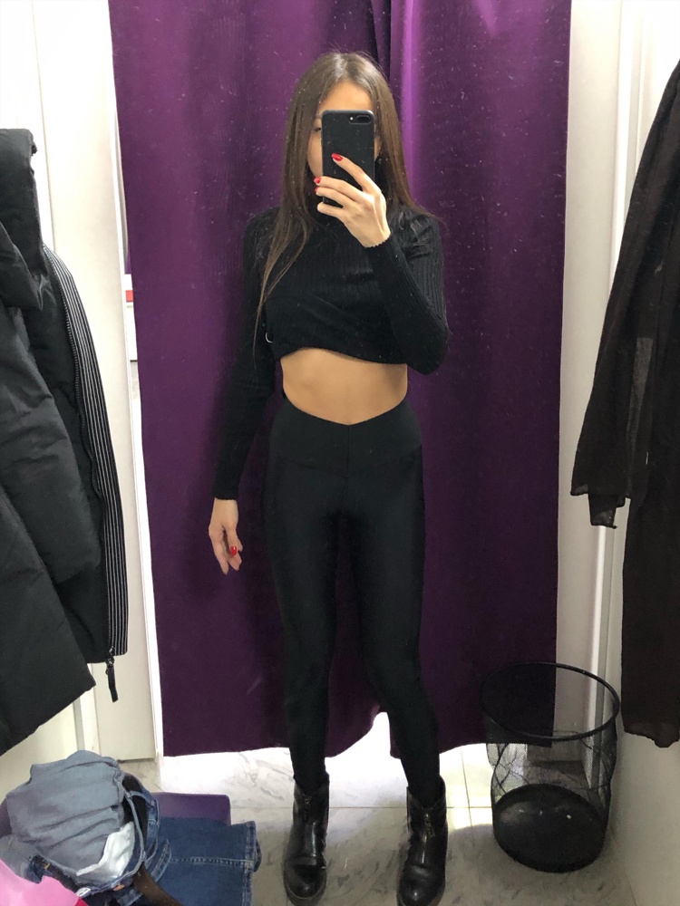 Ожидала большего, от тайтсов за такую цену... резинка на поясе очччень широкая,немного смущает, и плюс длинноватые Xs, рост 160,либо они на мне странно сидят😶 не впечатлило, возвращать не стала, нужны срочно, в деле посмотрю,