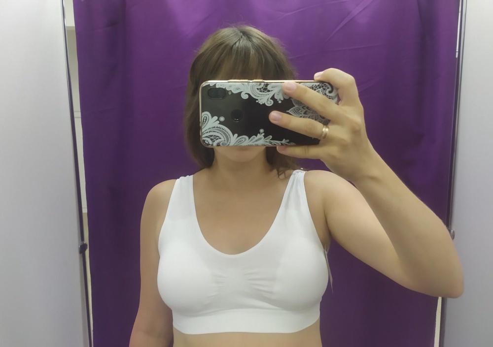 Поролоновые вкладыши просвечивают через ткань!! Кроме того, они не закреплены внутри даже парой стежков, поэтому просвечивают не симметрично. Отказ только из-за этого, так лиф удобный и мягкий, грудь в меру придерживает, сосок не выделяется.