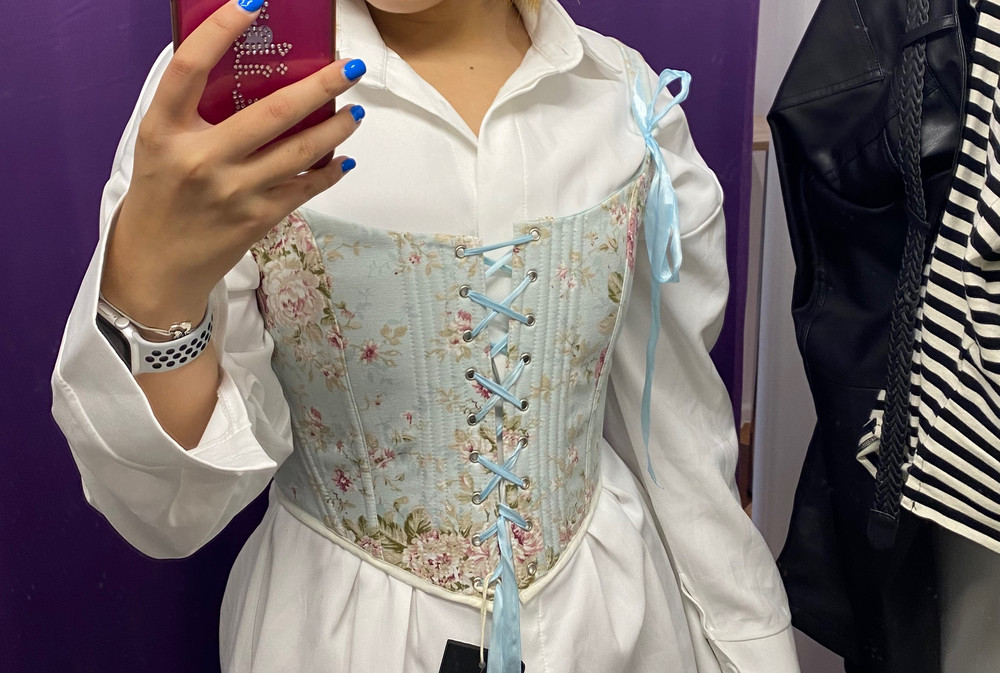 ОГ 88. Исходя из размерных сеток, я думала что мне подойдёт M. Но S не только была по размеру, так ещё в талии оказалась больше (талия 69). Ленты хорошие, правда тонкие (думала будут плотнее). Ну и длинные очень.  Идут с мешочком для хранения, никакого колечка не было. Сильно не утягивает. Материал хороший