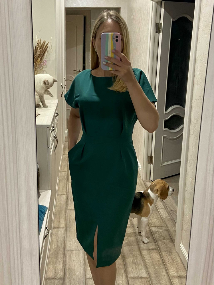 Платье понравилось. Село по фигуре, как будто на меня шили)). В размер. Мой рост 170, закрывает колено. Цвет глубокий, благородный. Ткань не для нашего южного лета, конечно. На позднюю весну/ раннюю осень идеально будет. За эту цену очень приятно купить такое хорошее платье. На фото не отпаренное, но думаю, что гладить будет его легко. 