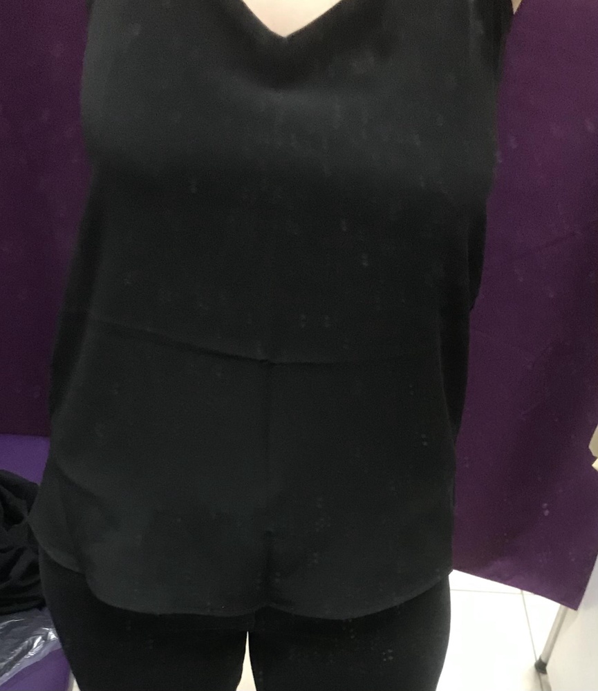 Очень плотный и синтетический, прям очень.. Вырез симпатичный. На ог 95 - 36 впритык. 