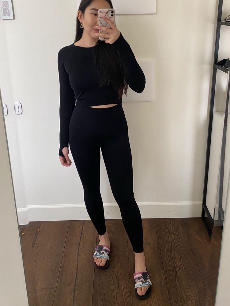 Взяла L, хотя ношу М обычно. В целом можно было бы М взять, но L подошёл, удобный и не сковывает движения. Качество хорошее, костюм аккуратно сшит. Хорошо подчеркивает 🍑