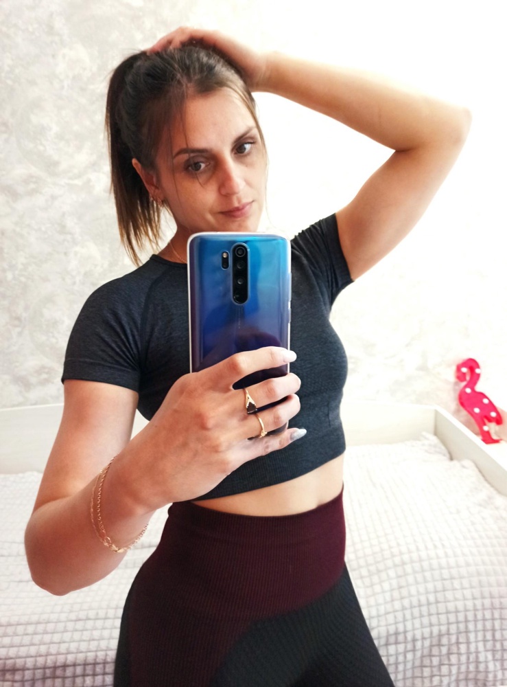 Снимаю звезду, за то, что сильно маломерит. Ношу 42 р-р, почитав отзывы, заказа 46 р-р и не прогадала. И то, в подмышках немного тянет. В целом, рашгард понравился. Цвет не чёрный, а скорее графит.