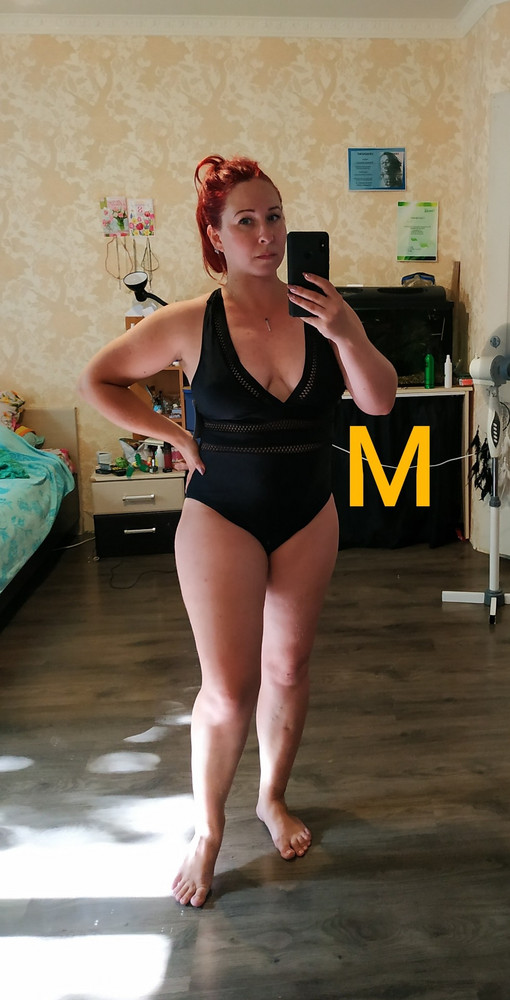 Мой размер 48, заказала сначала М - оказалась велика, потом заказала S - между ними должен быть ещё размер... 
 В общем сравнила и оставила S. Так же шнурок на грудь сделала как девчонки))
 М свободна в груди и между складки, и тянется так на мне - не очень. Сильно свободна.
 А S надела и она в облипку, типа как с утяжекой получается.