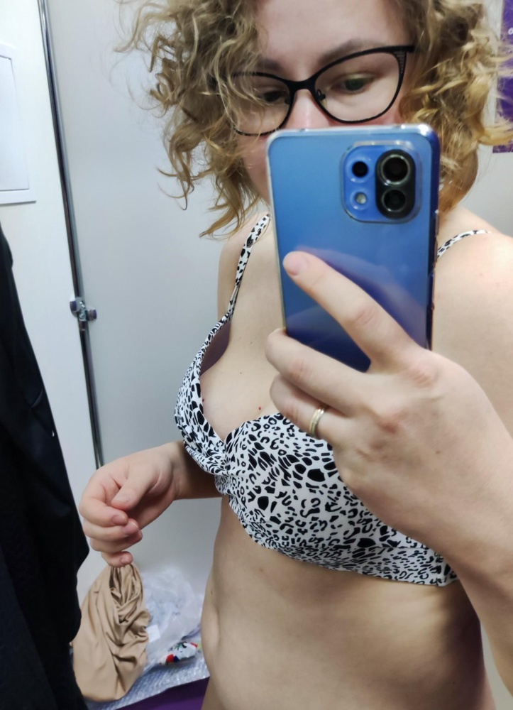 Лиф очень широкий, чашка аж подмышкой. Грудь должна быть прям силиконовой чтобы заполнить чашку. Очень понравился купальник, но 2й размер там потерялся