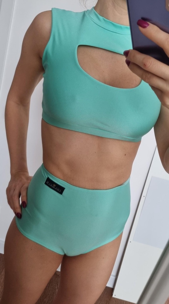 Отличные базовые шорты. Ткань тонкая - приятная, бесшовное белье не видно, но по мне, так можно и без белтя смело носить. Главное, что резинки как на купальниках - хорошо держать шорты, но не перетягивают талию. Рекомендую 👍